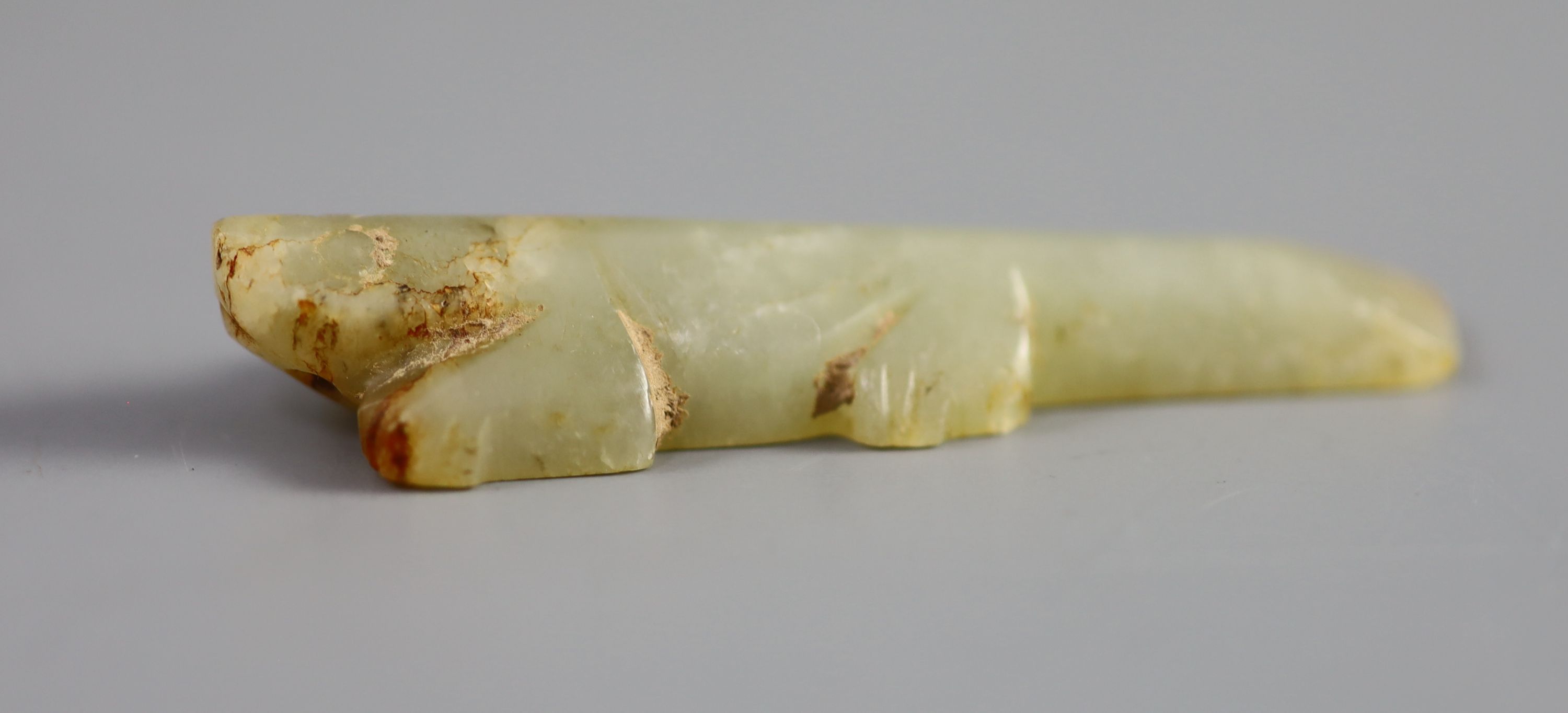 A Chinese archaic celadon jade figure of a crocodile, 6.1 cm